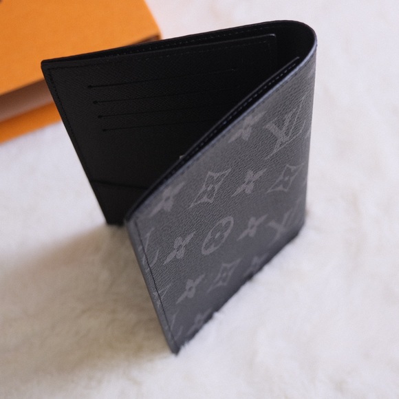 Louis Vitton Passport Cover Monogram Eclipse - Picture 5 of 7